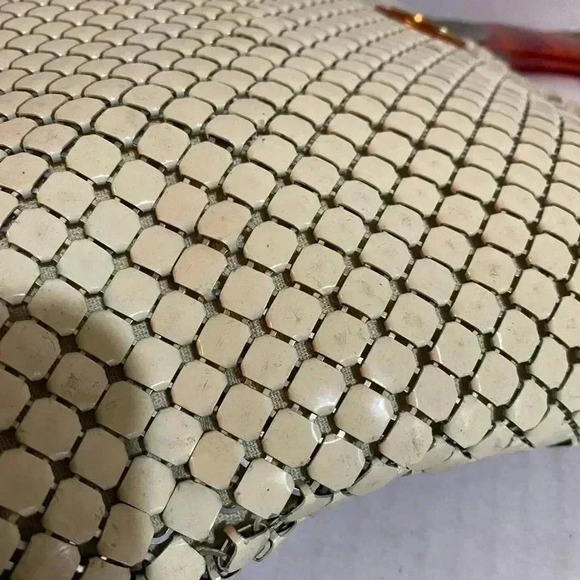 Whiting & Davis vintage beige metal handle handbag - Picture 3 of 10